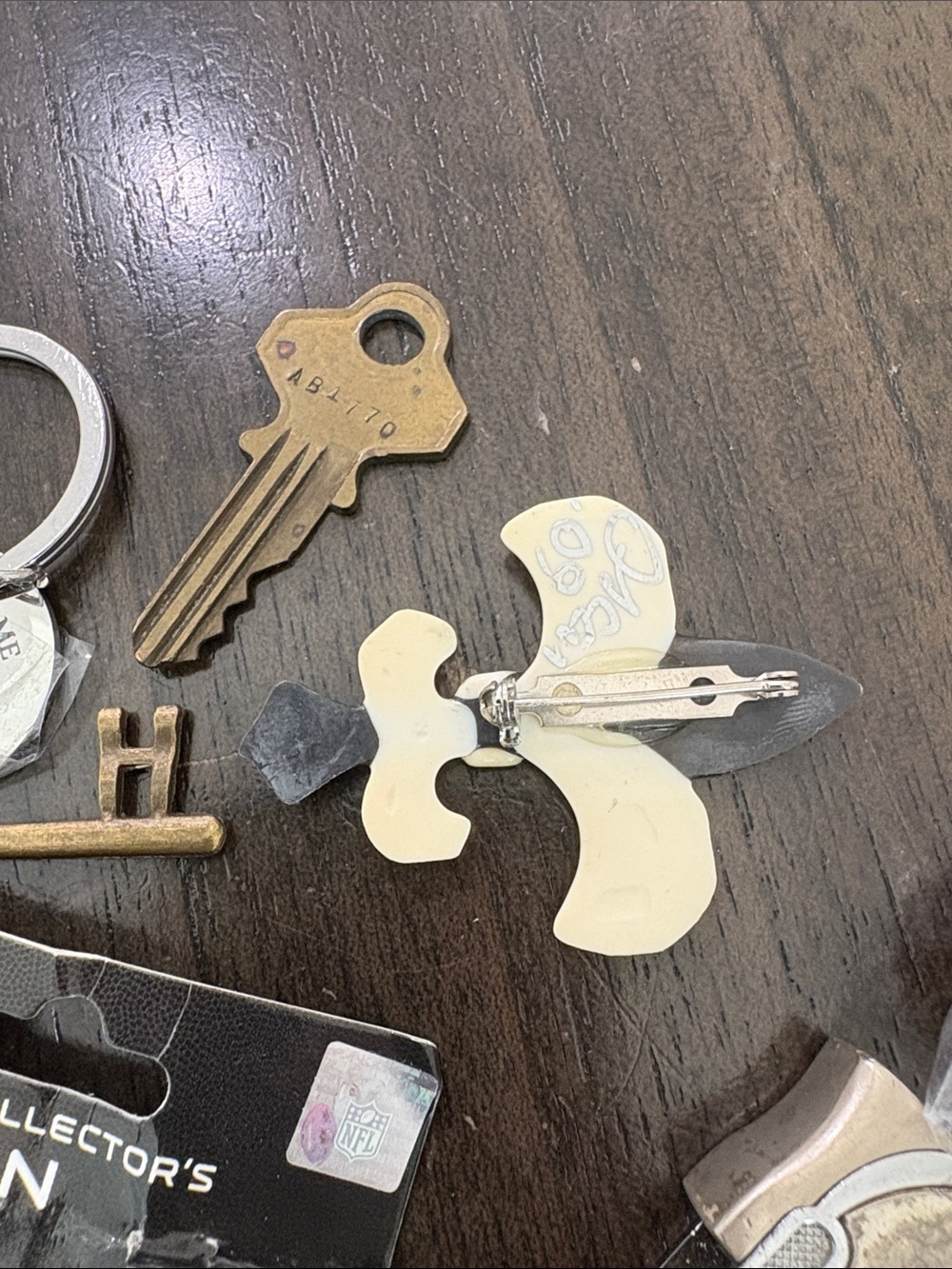 Memorabilia Mixed Vintage Ring Keychains & Pins Lot - Picture 13 of 16
